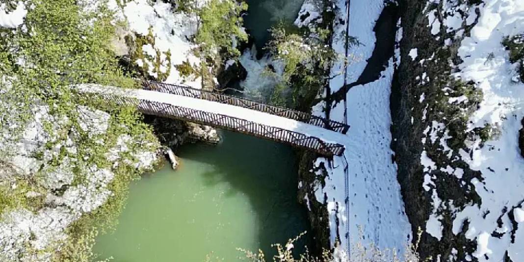 Kalbi kırıkların yeni rotası! Bayramlarda akın oluyordu, şimdi iyice dolup taşacak: Aşk acısını dindiren şelale tüm dillerde… 5